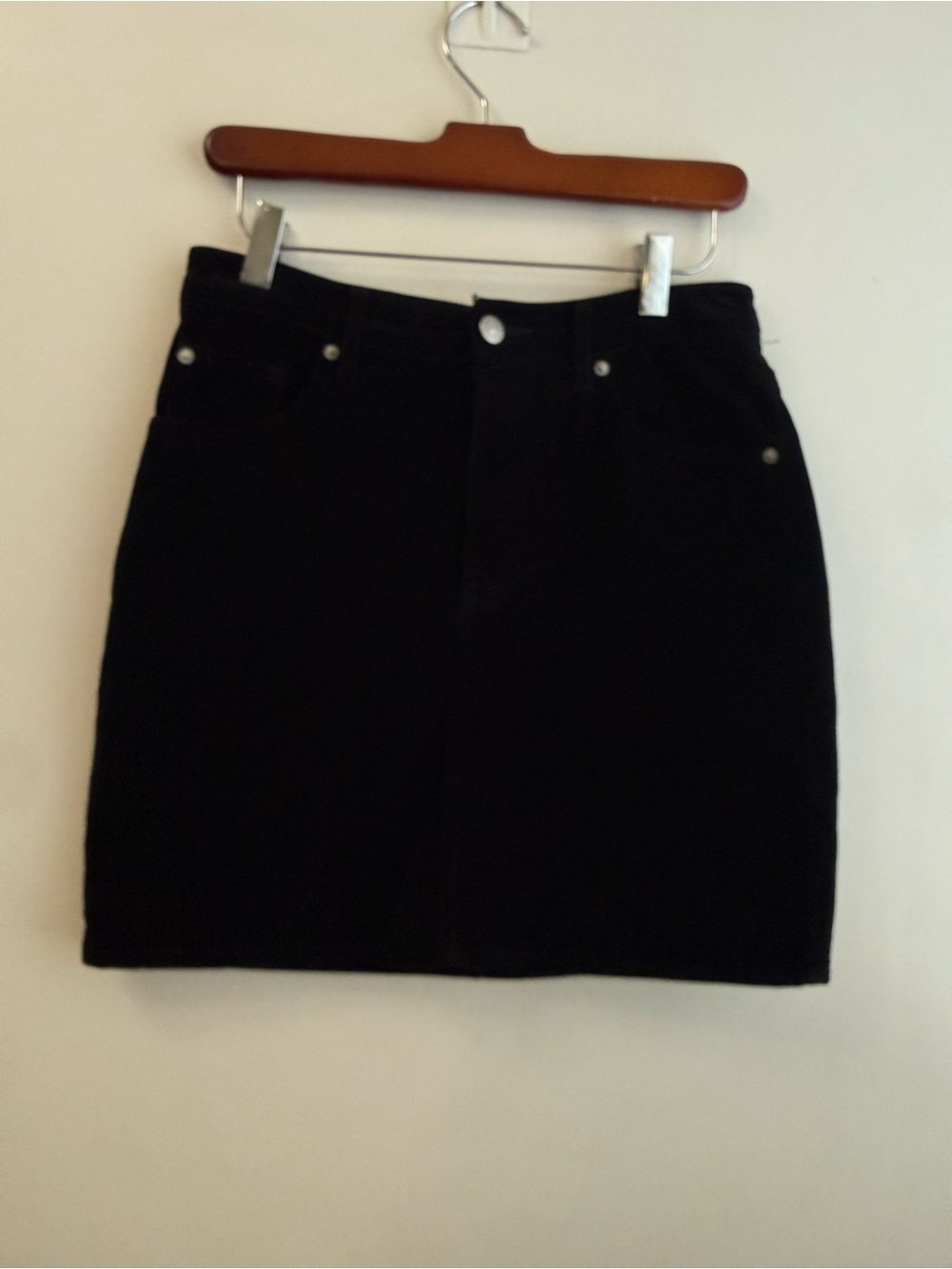 H&M Black Velvet Mini Skirt - Women's size 6
